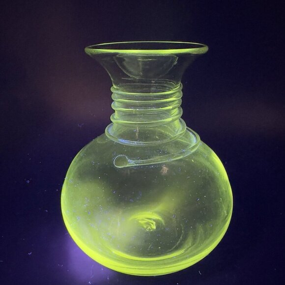 Blenko Hand Blown Glass Vase Clear Spiral Manganese 365nm Green UV Glow Vase VTG - Picture 5 of 16